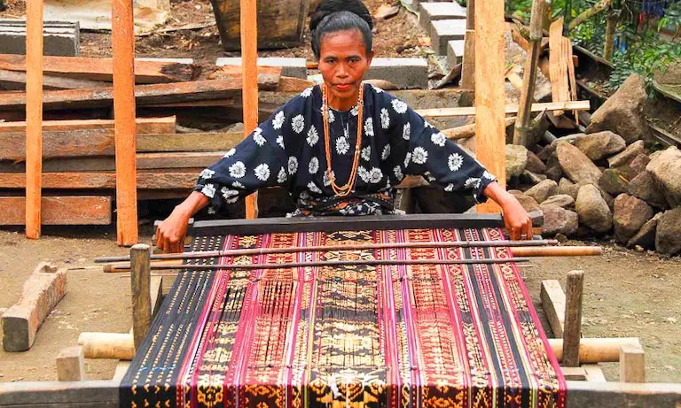 Traditionali Tessuti e Artigianato Indonesiano