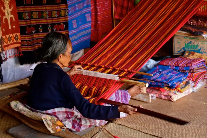 Traditionali Tessuti e Artigianato Indonesiano